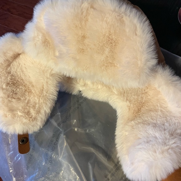 Ugh Faux Suede Shearling Trapper hat and mittens size large - Picture 8 of 8